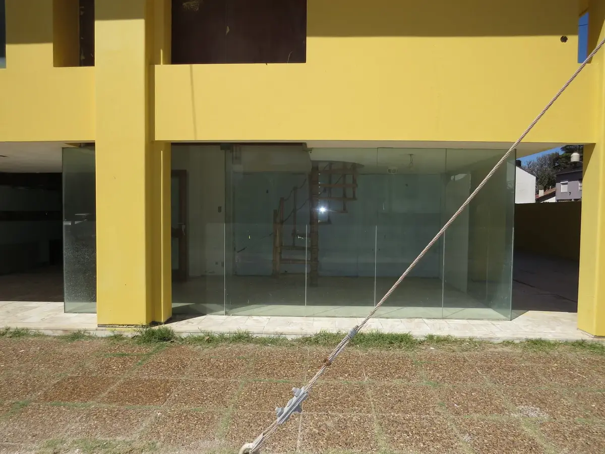 Vidriado y en Pleno Centro Peatonal – Calle 1 y 42 N° 1919, Las Toninas