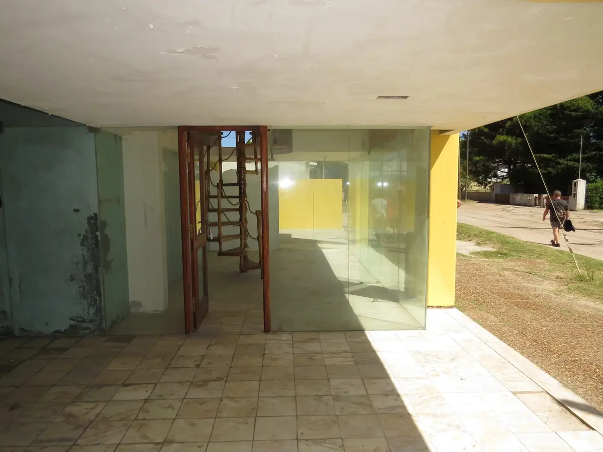 Vidriado y en Pleno Centro Peatonal – Calle 1 y 42 N° 1919, Las Toninas - Imagen 4