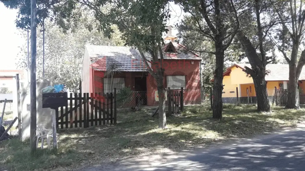 Chalet con Parque y 3 Dormitorios – Calle 54 N° 978, Costa Chica - Imagen 2